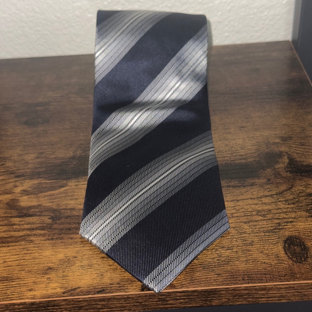 Giorgio Armani Mens Silk Tie Navy Blue Silver Diagonal Striped Made in Italy